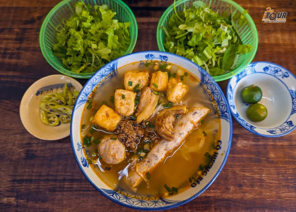 what-to-eat-in-northern-vietnam-bun-rieu
